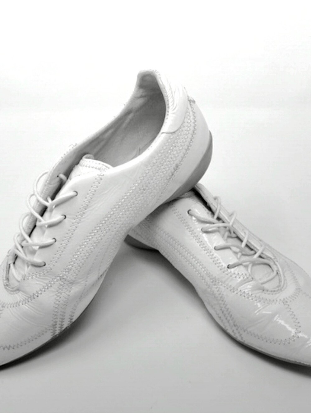 Puma white patent leather lace up Comfy Athleisure shoes Sneakers Sleek Shiny